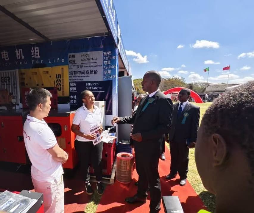 An exchange at the SEER POWER booth during the exhibition.